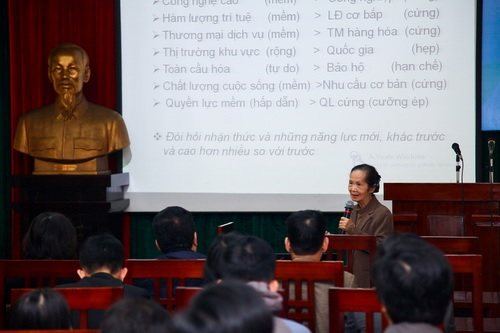 Chuyên gia Kinh tế Phạm Chi Lan diễn giảng tại buổi tập huấn